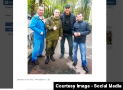 Спартак Тіпанов, товариш по службі Доржі Батомункуєва, в донецькому госпіталі (крайній ліворуч)