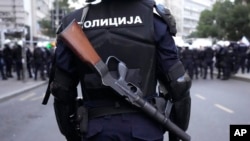 Policajac Nenad Ljubišić: 'Oni leti na plus 40 nose zimsku košulju. Neposredni rukovodilac zahteva da imaju duge rukave, pa zamislite policajca na zadatku po vrelini u tamnoj uniformi'. (na fotografiji policajci u Beogradu, septembar 2021.)