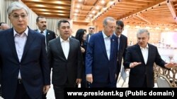 (Слева направо) президент Казахстана Касым-Жомарт Токаев, президент Кыргызстана Садыр Жапаров, президент Турции Реджеп Тайип Эрдоган и президент Турции Шавкат Мирзиёев. Самарканд, 11 ноября 2022 года