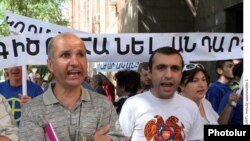 Демонстранты, протестующие против законопроекта перед входом в зал заседаний правительства 