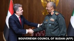Izraelski ministar spoljnih poslova Eli Koen (levo) i komandant sudanske vojske Abdel Fatah al-Burhan u Kartumu, 2. februara 2023. 