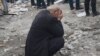 Житель города Диярбакыр на юго-востоке Турции во время поиска выживших в землетрясении 6 февраля 2023 года.&nbsp;На юго-востоке Турции в провинции Кахраманмараш <a href="https://dc6m1t61zdpxo.cloudfront.net/a/v-turtsii-proizoshlo-moschnoe-zemletryasenie/32257118.html" target="_self">произошло землетрясение</a> магнитудой 7,4 балла. Толчки ощущались в соседних странах. Рухнули тысячи зданий