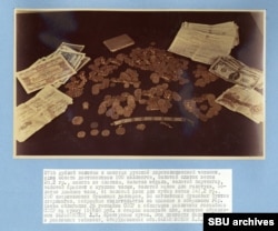 Câteva dintre presupusele bogății ale lui Sheynkyn, așa cum au fost fotografiate de KGB, inclusiv bancnote de 100 USD, monede de platină și bijuterii din aur.