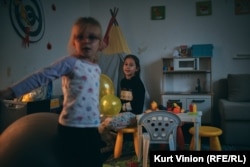 Eva i Kira igraju se u centru za brigu o djeci nakon škole koji pomaže izraelska nevladina organizacija u Pragu 15. novembra.