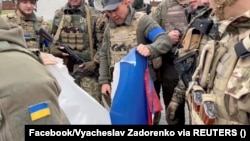 Кметът на община Дергачи в Харковска област и група войници късат руския флаг, който преди това е бил издигнат в Козача Лопан. Украинските войски освободиха населеното място от руската окупация.