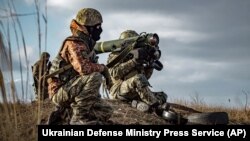 Soldați ucraineni echipați cu sisteme de rachete antitanc americane Javelin, în regiunea Donețk, decembrie 2021