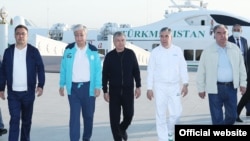 Президенты стран Центральной Азии на саммите в Туркменистане в августе 2021 года (слева направо): Садыр Жапаров, Касым-Жомарт Токаев, Шавкат Мирзияев, Гурбангулы Бердымухамедов, Эмомали Рахмон.