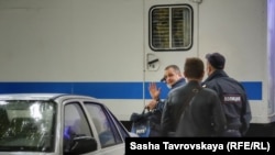 Фрилансер Крим.Реалії Владислав Єсипенко біля будівлі підконтрольного Росії Сімферопольського районного суду, 5 жовтня 2021 року