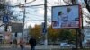 Bilbord u ukrajinskom gradu Hersonu pod ruskom okupacijom na kome piše: "Izbor je napravljen. Herson - Rusija", 31. oktobar 2022. Ruski ministar odbrane Sergej Šojgu rekao je 9. novembra da je naložio povlačenje iz Hersona.
