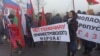 Protestatarii au venit cu pancarte cu inscripții în limba rusă, precum și cu drapele ale Rusiei și ale regiunii separatiste.