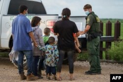 ABŞ-nyň serhedinden geçmekçi bolýan migrantlar, Tehsas, 2021-nji ýylyň 8-nji iýuly.