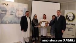 Pakistanda ýaşaýan türkmen bosgunlarynyň arasynda ilkinji zenan lukmany Salema Rahman 2021-nji ýylda Aziýa boýunça "Nansen award" baýragyna eýe boldy.