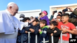 Papa Francisc întâlnindu-se cu migranții din Lesbos, Grecia