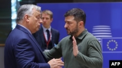 Премьер-министр Венгрии Виктор Орбан (слева) и президент Украины Владимир Зеленский в кулуарах саммита ЕС. Брюссель, 27 июня 2024 года