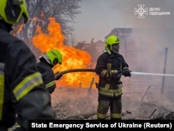 Ліквідація пожежі на місці російського ракетного удару. Одеса, Україна, 15 березня 2024 року