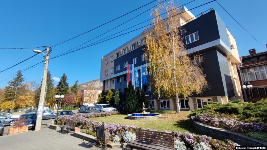Leposavić, zgrada opštine, fotografija iz arhive