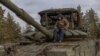 Українські військові керують танком на дорозі в Лиманському районі, 21 січня 2024 року