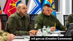 Valerij Zaluzsnij (jobbról), az ukrán fegyveres erők főparancsnoka és Rusztam Umjerov védelmi miniszter az Ukrán Védelmi Kontaktcsoport virtuális találkozóján Kijevben 2024. január 23-án