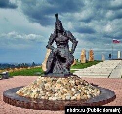 Барсбек менен Жарынакка арналган айкел