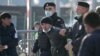 Сотрудники полиции ведут задержанного мигранта. 