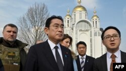 Премиерът на Япония Фумио Кишида в Буча