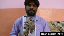 Mohammed Imran arată presei din India fotografia fratelui său Asfan, la 22 februarie 2024, când îi pierduse urma în Rusia. La 6 martie, ambasada Indiei la Moscova a confirmat moartea lui Asfan. 