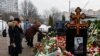 Alexei Navalnîi a decedat la 16 februarie, în timp ce executa o sentință de condamnare de peste 30 de ani de închisoare, într-o colonie penală din zona arctică a Rusiei. A fost înmormântat în condiții stricte de securitate la Moscova, la 1 martie. 