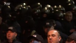 A georgiai kormány ismét elővette a „külföldiügynök-törvényt”: tüntetések a parlament előtt, verekedés odabent 
