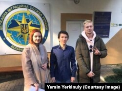 Украин укук коргоочулар менен Эрсын Эркинулы. Ал Словакияга качкандан кийин кармалып, бошотулган учур. 1-ноябрь, 2021-жыл.