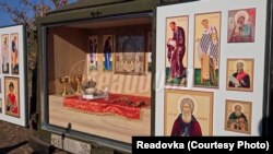 Передвижной храм в автомобиле УАЗ для российских военных священников, которые проводят службу на линии фронта. Источник: Readovka.
