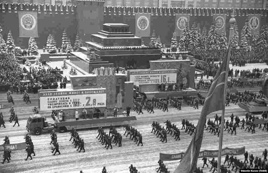 O paradă în Piața Roșie în 1970. Liderii sovietic sunt aliniați pe platforma oficială de la intrarea în mausoleu. Mausoleul a fost considerat un nucleu simbolic al puterii sovietice și, ca atare, a fost ținta a numeroase atacuri, inclusiv a unui atentat sinucigaș cu bombă în 1973, care a ucis atentatorul și un cuplu care intra în mausoleu. Trupul lui Lenin pare să nu fi fost deteriorat de explozie.