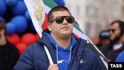 Ýetginjek Adam Kadyrowyň ýokary derejeli weizepelerde anyk nähili işleri ýerine ýetirýändigi barada resmi maglumat berilmeýär.