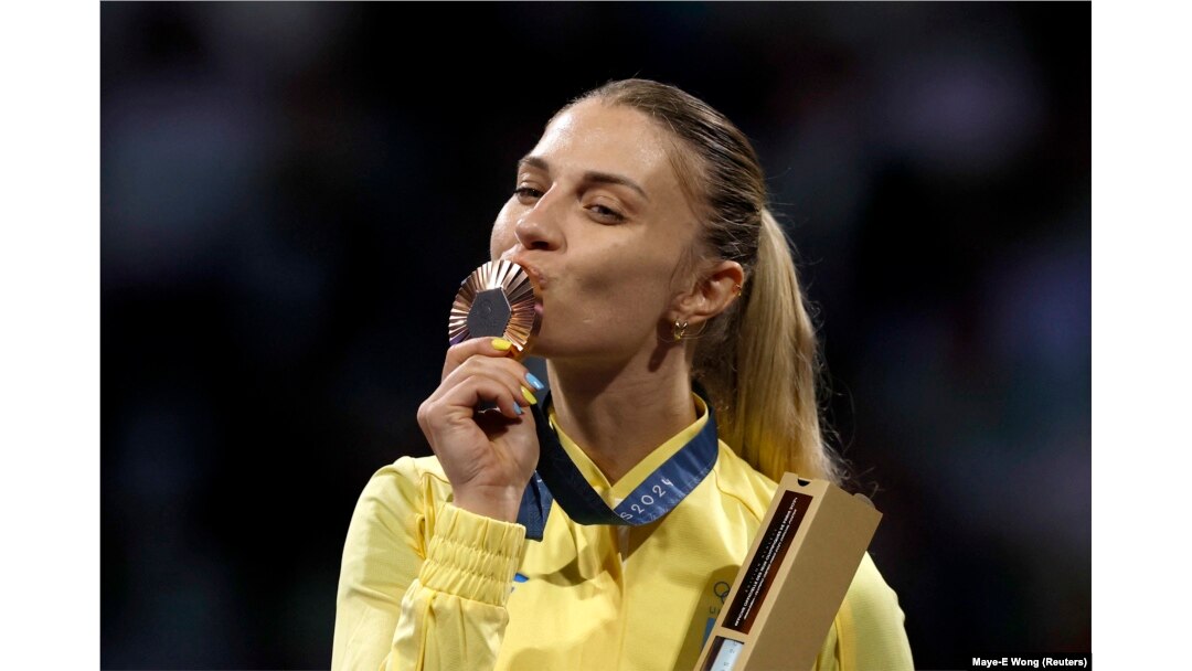 Olga Harlan nakon što je primila prvo odličje na Olimpijskim igrama u Parizu 2024., 29. jula 2024.
