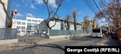 Un părinte al cărui copil învață la școala „ I C Bratianu” din strada Amurgului din Sectorul 5 a sesizat DSP-ul după ce copilul a venit cu ploșnițe acasă.