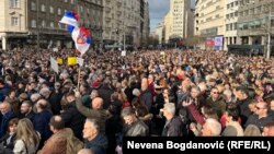 Protestatari ai opoziției se adună în centrul Belgradului pe 30 decembrie.