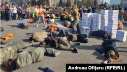 Refugiații ucraineni au făcut un spectacol de mimică, în care au arătat cum au trăit și cum trăiesc cei care încă sunt în Ucraina. 