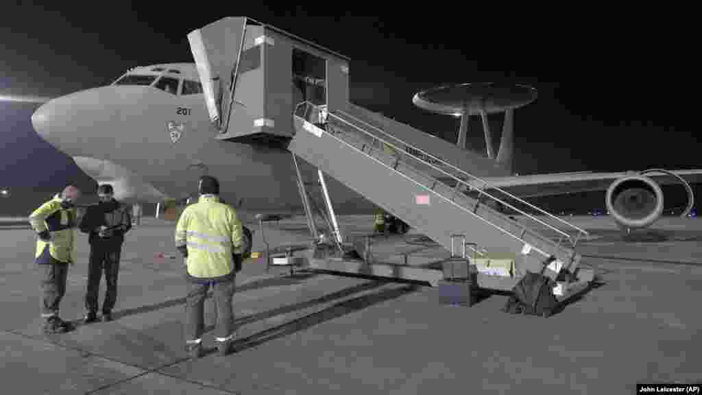 A huszonhat fős személyzettel rendelkező francia AWACS repülőgép akár tizenkét órán át is képes üzemanyag-utántöltés nélkül repülni tíz kilométeres magasságban. Folyamatos jelenlétével magasan Kelet-Románia fölött – ahol az oroszok is láthatják – gyakorlatilag egy határvonalat fest Európa egén, jelezve, hogy eddig és ne tovább. A légtérellenőrző repülőgépek egyben figyelmeztetésként is szolgálnak Oroszország számára, hogy a NATO fokozottan figyelemmel kíséri a határain zajló háborút