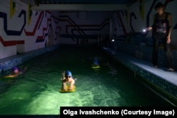 Úszásoktatás áramszünet alatt Harkivban 2024 tavaszán