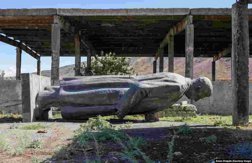 Fotografie din septembrie 2022 a unei statui a lui Stalin depozitată în curtea unei fabrici private din Gori. Statuia se afla cândva într-o piață importantă din oraș, dar a fost îndepărtată în iunie 2010. De atunci, în Gori - locul unde s-a născut Stalin, în 1878 - se dezbate dacă monumentul ar trebui să fie reinstalat. (Foto: Amos Chapple, RFE/RL)