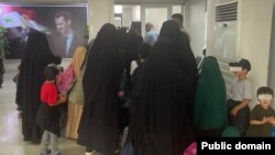 Таджикские женщины и дети возвращаются из Сирии на родину