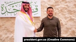 Президент України Володимир Зеленський та спадкоємний принц, прем’єр-міністр Саудівської Аравії Мухаммед бін Салман Аль Сауд (зліва). Джидда, Саудівська Аравія, 19 травня 2023 року