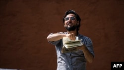 Salwan Momika distruge Coranului lângă o moschee din Suedia în vara anului 2023. Gestul său repetat a pus în mare încurcătură autoritățile țării scandinave cunoscută pentru liberalismul ei, inclusiv în ce privește dreptul la exprimare. 