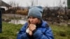 9-річна дівчинка Софійка обіймає свою морську свинку під час евакуації з Макіївки на сході Луганської області, 19 листопада 2022 року