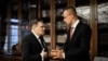 უნგრეთის საგარეო საქმეთა და ვაჭრობის მინისტრი, პეტერ სიიარტო ელაპარაკება რუსეთის სახელმწიფო ატომური ენერგეტიკის კორპორაციის - "როსატომის" გენერალურ დირექტორს, ალექსეი ლიხაჩევს. მოსკოვი, 2023 წლის 11 აპრილი.