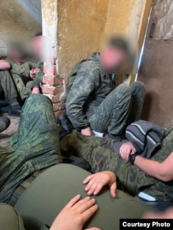 Россия, Курская область, поселок Коренево. Российские мобилизованные в так называемых ямах.