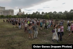 Participanții la marș se depărtează de Palatul Parlamentului.