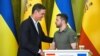 Президент України Володимир Зеленський і прем’єр-міністр Іспанії Педро Санчес (ліворуч) на спільній пресконфренції. Київ, 1 липня 2023 року