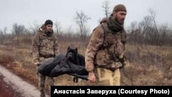 Українські військові несуть травмованого Васю