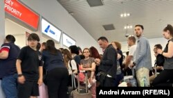 Călătorii au încercat să afle informații de la ghișeul Tarom din Aeroportul Henri Coandă (Otopeni).
