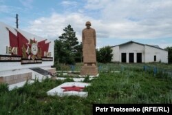 Памятник солдатам, погибшим во Второй мировой войне. Село Озёрное, Северо-Казахстанская область, 20 июля 2024 года